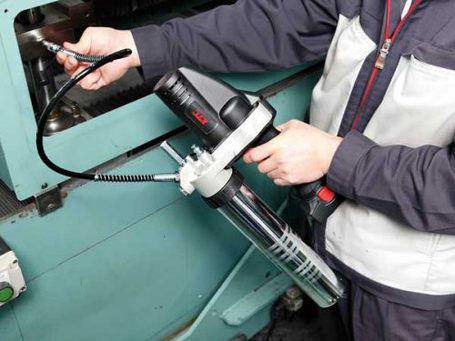 how to use a grease gun properly